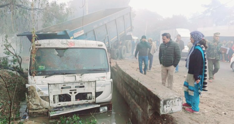 रायबरेली में दर्दनाक हादसा: डंपर अनियंत्रित होकर चाय की गुमटी पर खड़े लोगों को रौंदते हुए खंती में गिरा, कई लोगों की हुई मौत