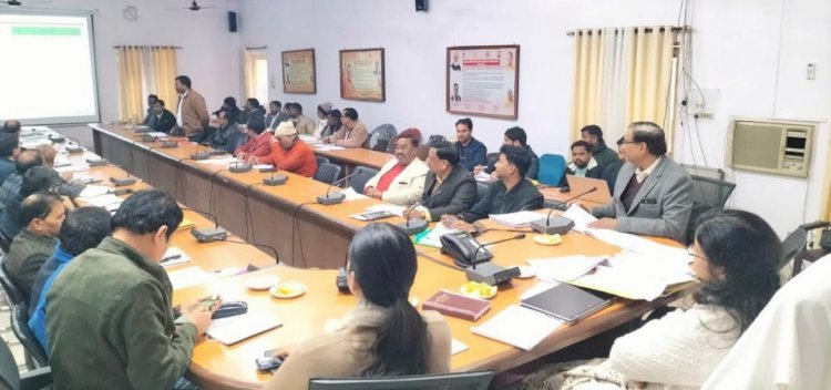 रायबरेली: जिलाधिकारी ने सात सचिव एवं ग्राम प्रधानों को नोटिस जारी करने का दिया निर्देश | तीन कर्मियों का रोका वेतन | संविदा कर्मी की सेवा समाप्त करने के दिये निर्देश