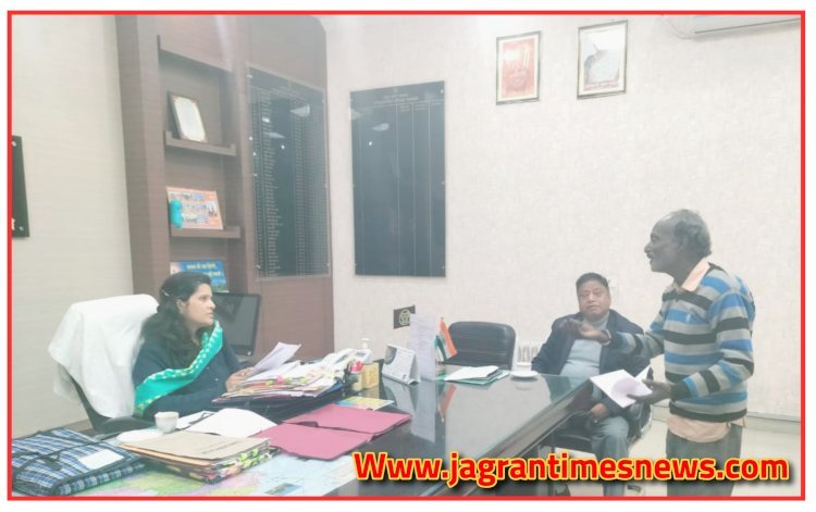 जिलाधिकारी माला श्रीवास्तव की एक बार फिर दरियादिली आई सामने | कामगार मजदूर की किया मदद