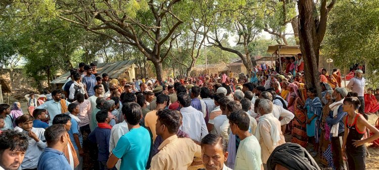 छात्र की हुई संदिग्ध परिस्थितियों में मौत, शव गांव पहुंचते ही आक्रोशित हुए ग्रामीण, पुलिस के समझाने बुझाने पर किया गया अंतिम संस्कार • सवालों के घेरे में छात्र की मौत, आखिरकार 13वर्षीय छात्र ने क्यों लगाई फांसी?