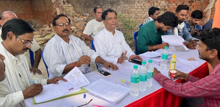नगर पंचायत महराजगंज में कैंप लगाकर पीएम आवास के लिये आवेदन जमा किया गया