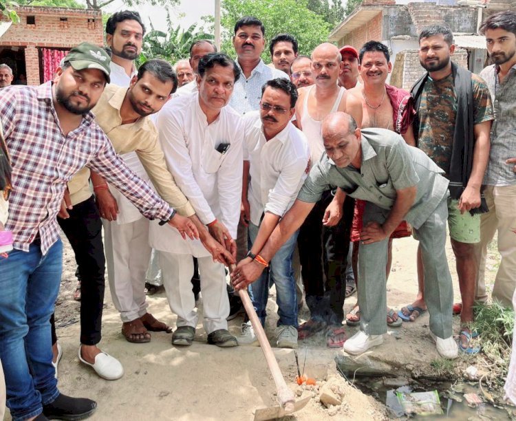 इंटरलॉकिंग का विधि-विधान के साथ चेयरमैन प्रतिनिधि प्रभात साहू ने किया उद्घाटन