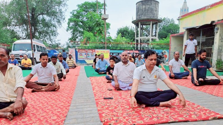 अंतरराष्ट्रीय योग दिवस के अवसर पर नगर पंचायत महराजगंज में पतंजलि के पदाधिकारियों ने कराया योगाभ्यास