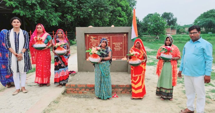 मेरी माटी मेरा देश: अमृत सरोवर पहरेमऊ ग्राम पंचायत में कार्यक्रम का किया गया भव्य आयोजन, पंच प्रण की कराई गई शपथ