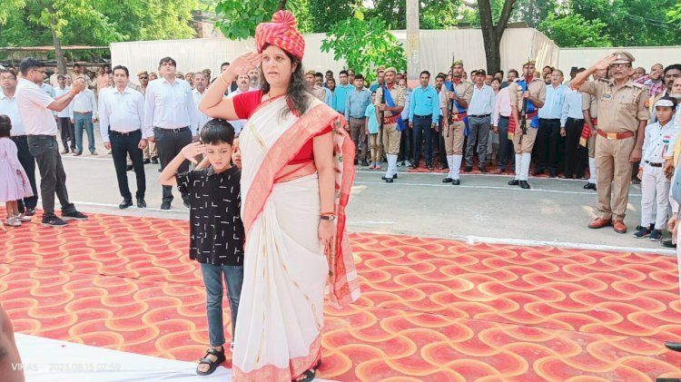77वां स्वतंत्रता दिवस जनपद में पूर्ण गरिमामय एवं हर्षोल्लास के साथ मनाया गया, कलेक्ट्रेट परिसर में जिलाधिकारी माला श्रीवास्तव ने किया ध्वजारोहण