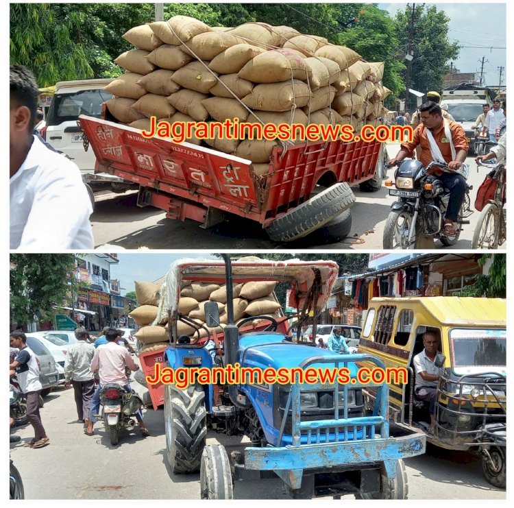 महराजगंज उपजिलाधिकारी आवास के सामने ओवर लोड बिना नम्बर के जा रही ट्रैक्टर ट्राली का निकला पहिया, बड़ी दुर्घटना होने से बची, लगा जाम