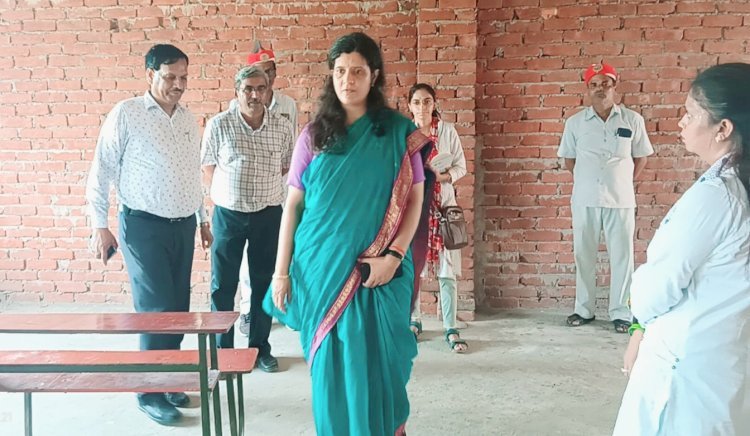 मुरैनी ग्राम सभा में जिलाधिकारी ने सांसद निधि से निर्मित इंटर कॉलेज का किया निरीक्षण