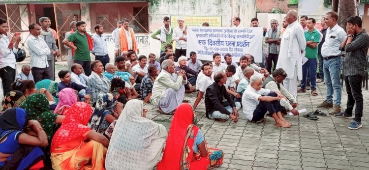 भारी बारिश में भीगते हुए ग्रामीणों ने किया धरना प्रदर्शन, एसडीएम को ज्ञापन सौंपा, ज्योना ग्राम पंचायत का मामला पकड़ रहा तूल