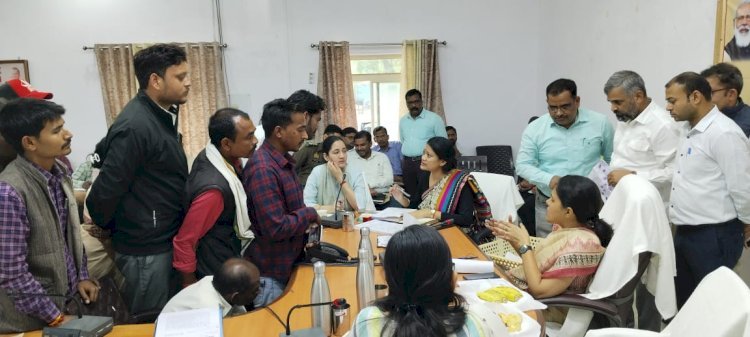 मंडलायुक्त ने जनता दर्शन कार्यक्रम में सुनीं लोगो की समस्याएं | सरकारी जमीनों के अवैध कब्जे पर हो शीघ्र कार्यवाही: मंडलायुक्त | डलमऊ के लेखपाल को मंडलायुक्त ने किया निलंबित