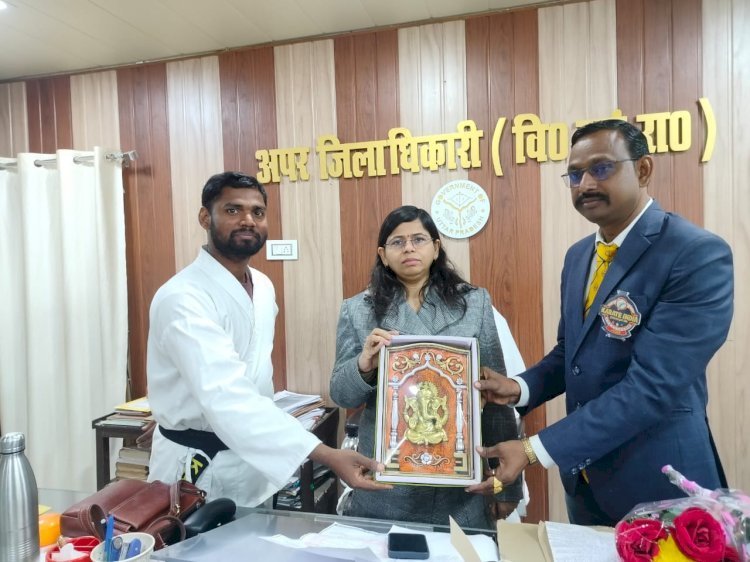 रायबरेली: अपर जिलाधिकारी वित्त एवं राजस्व ने कराटे खिलाड़ियों को किया सम्मानित