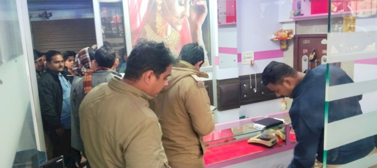 महराजगंज कस्बा में हुई लाखों की चोरी से मच गया हड़कंप | चोरी की घटना पुलिस के लिए बनी चुनौती, जांच में जुटी पुलिस