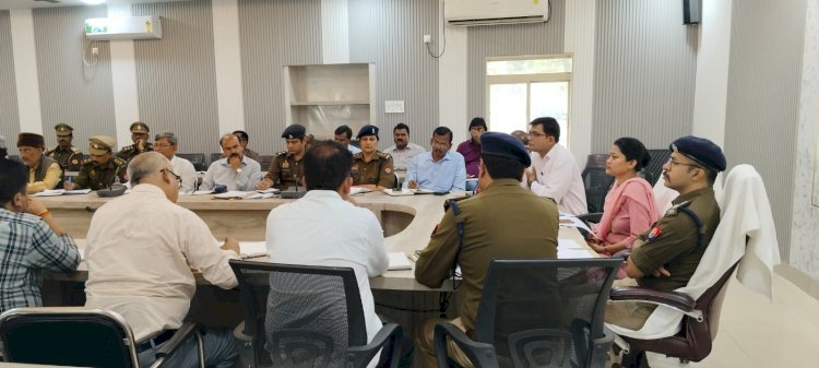 सेंट्रल पीस कमेटी की बैठक सम्पन्न: अफवाहों से रहे दूर,आपसी भाईचारे से मनाए त्यौहार: डीएम | अति संवेदनशील स्थलों पर रखे कड़ी नजर: पुलिस अधीक्षक  मिलावटी खाद्य सामग्री बनाने वालों पर होगी कार्रवाई