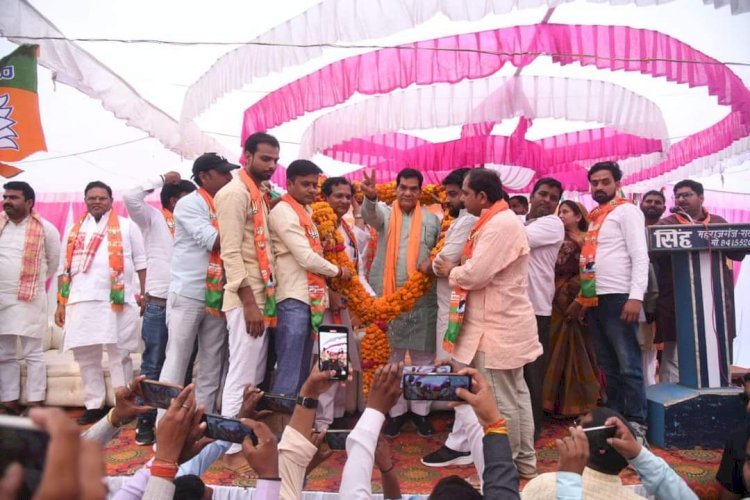 लोकसभा चुनाव: महराजगंज कस्बा में भाजपा प्रत्याशी के समर्थन में नुक्कड़ सभा को मंत्री ए के शर्मा ने किया संबोधित