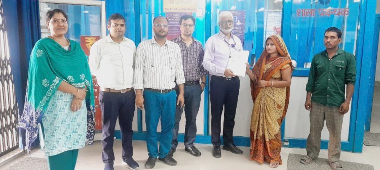 एसबीआई: प्रधानमंत्री ज्योति बीमा योजना के लाभ से अंजान महिला को कैश ऑफिसर की सक्रियता भरी कार्यशैली से मिला लाभ, सौंपा चेक