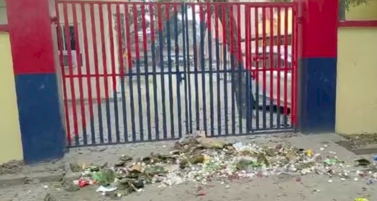 सफाईकर्मियों ने कार्य बहिष्कार कर, महराजगंज कोतवाली के सामने डाला मरा सियार व गन्दगी दरोगा के लात मारने के मामले ने पकड़ा तूल, प्रदर्शन