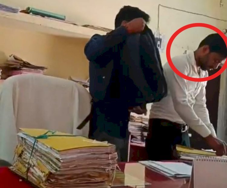 शासन के सख्त निर्देशों की उडी धज्जियां, SDM न्यायालय में निजी कर्मचारी कर रहा कार्य, वीडियो वायरल
