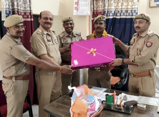 होमगार्ड अनुज कुमार सिंह को प्रशस्ति पत्र व उपहार देकर प्रभारी निरीक्षक ने सम्मानित किया