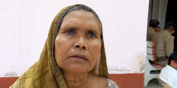 बुजुर्ग पीड़ित महिला ने उपजिलाधिकारी से लगाई न्याय की गुहार, उपजिलाधिकारी ने महिला की सुनी फरियाद