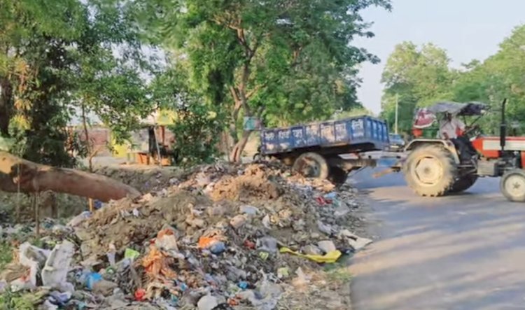 नगर पंचायत महराजगंज: कस्बा से निकलने वाले कूड़े की डंपिंग सड़क किनारे किए जाने के मामले में की गई कार्यवाही