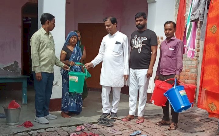 लगातार हो रहे विकास कार्यों से महराजगंज कस्बावासियों को मिल रही राहत, लगातार किया जा रहा डस्टबिन का वितरण