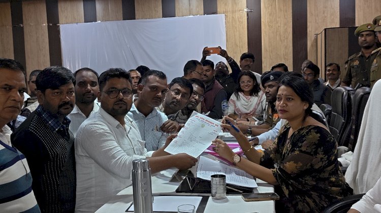 लेखपाल संघ की उपशाखा तहसील महराजगंज ने जिलाधिकारी को सौंपा ज्ञापन