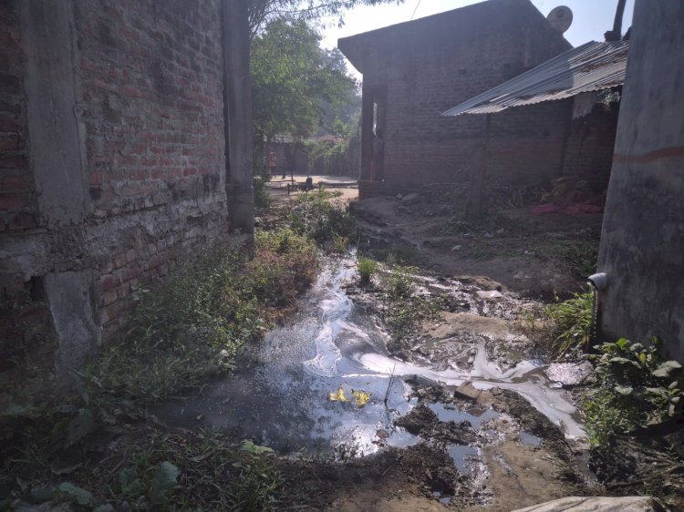 कीचड़ व जल भराव से आने जाने में हो रही भारी समस्या