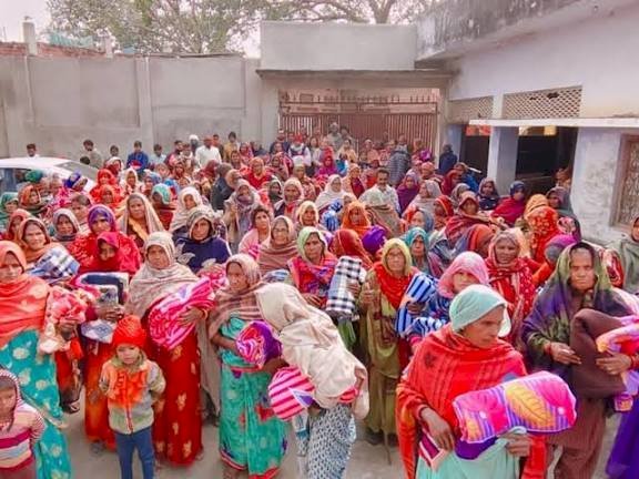गुरुकुल महाविद्यालय ने बांटे सैकड़ों कंबल: भीषण ठंड में जरूरतमंदों को मिली राहत  | ठंड के इस मौसम में समाज के कमजोर वर्गों की मदद करना गुरुकुल महाविद्यालय की पहली प्राथमिकता