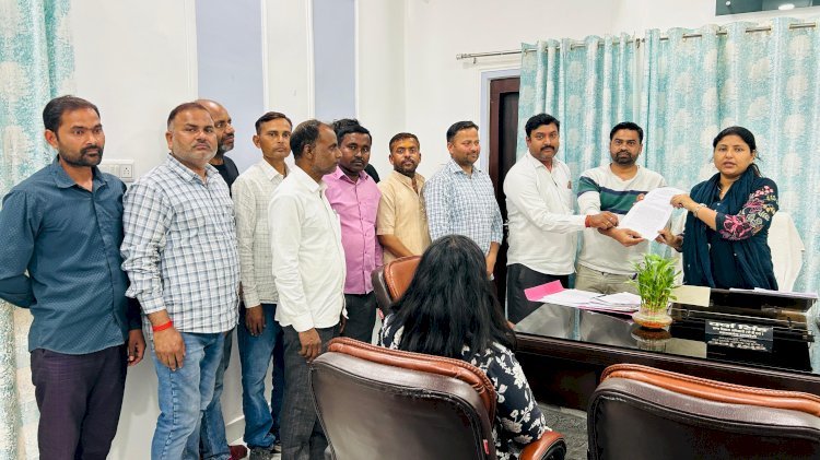 मनरेगा कर्मियों ने बीडीओ को सौंपा ज्ञापन: आठ माह से नहीं मिला मानदेय, आखिर कैसे चलेगा काम कौन है जिम्मेदार?