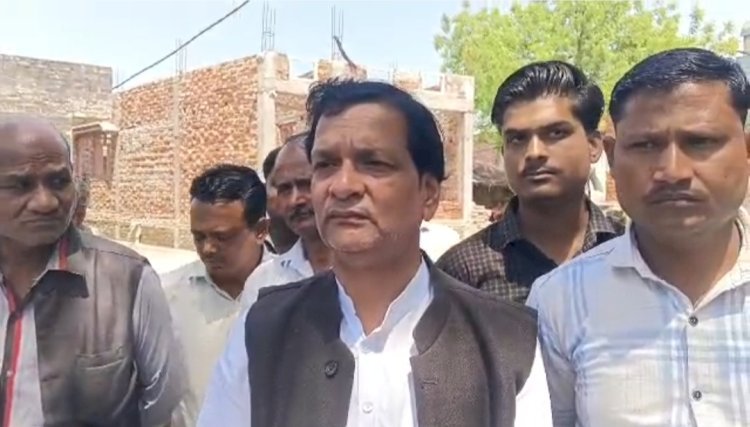 सीसी रोड निर्माण में गड़बड़ी पर भड़के अध्यक्ष प्रतिनिधि, ठेकेदार को लगाई फटकार