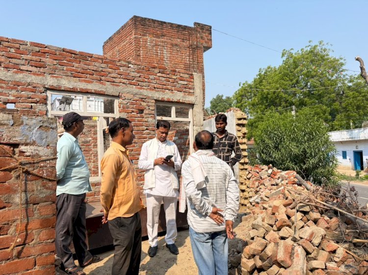 प्रधानमंत्री आवासों का निरीक्षण करने पहुंचे प्रभात साहू, दो वाटर फ्रीजर व तालाब सौंदर्यीकरण की घोषणा