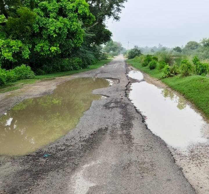 जर्जर सड़क बनी राहगीरों की मुसीबत, गड्ढों में तब्दील मार्ग से हादसे का खतरा